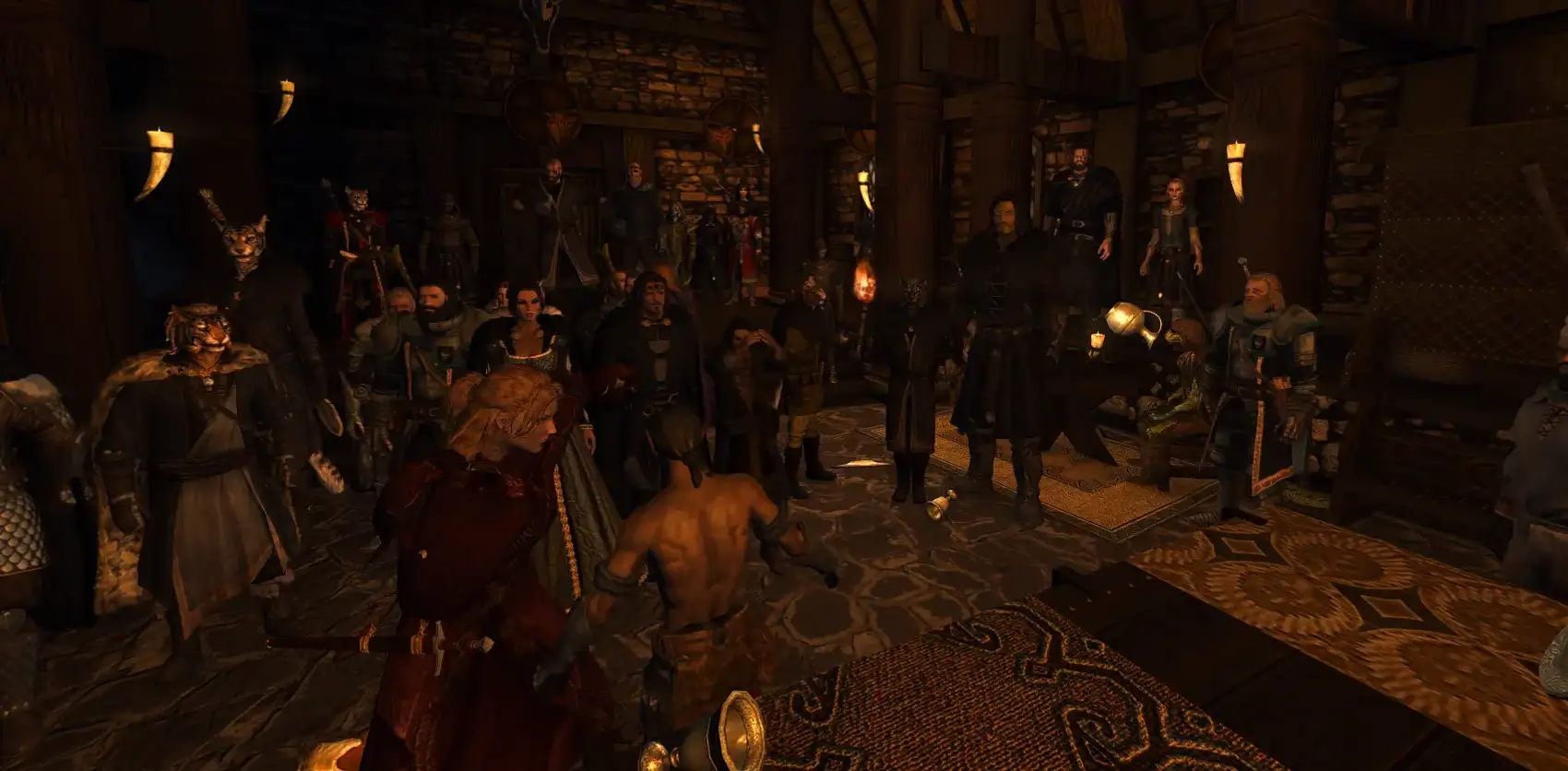 Um salão de Skyrim lotado de personagens em volta de uma luta